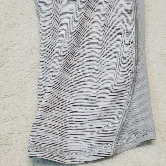 Lululemon Train Times Gray White Mesh Active Gym 17"‎ Capri Cropped Leggings 6 - Picture 2 of 7